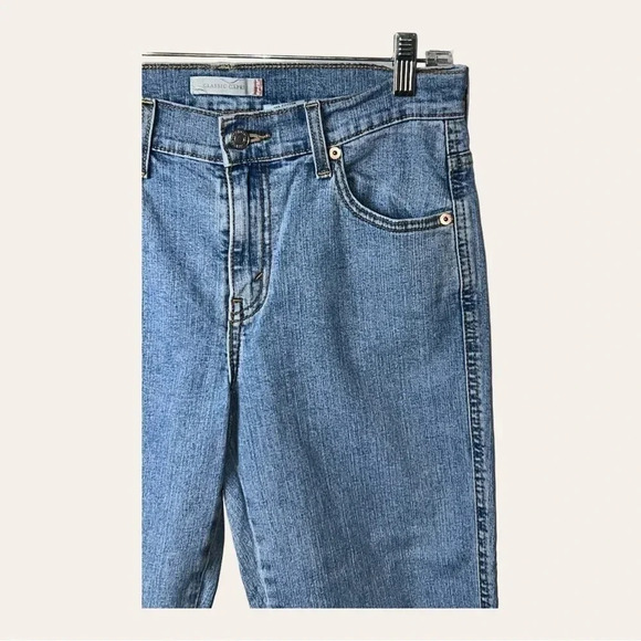 0017W. LEVI’S CAPRIS SLIT ON‎ SIDE LIGHTER WASH SIZE 6 - Picture 3 of 11